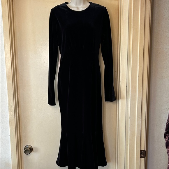 IM Vely Dresses & Skirts - IM Vely Long Sleeve Velvet Black Dress with Flare Hem size M